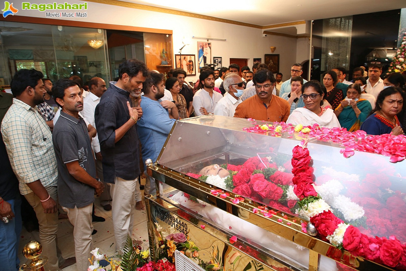 Tollywood Celebs Pay Their Last Respects to Superstar Krishna