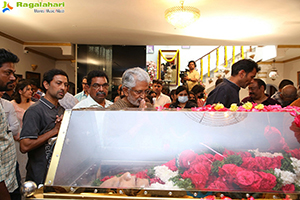 Celebs Pay Their Last Respects to Superstar Krishna