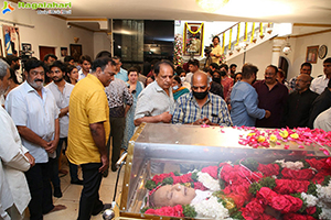 Celebs Pay Their Last Respects to Superstar Krishna