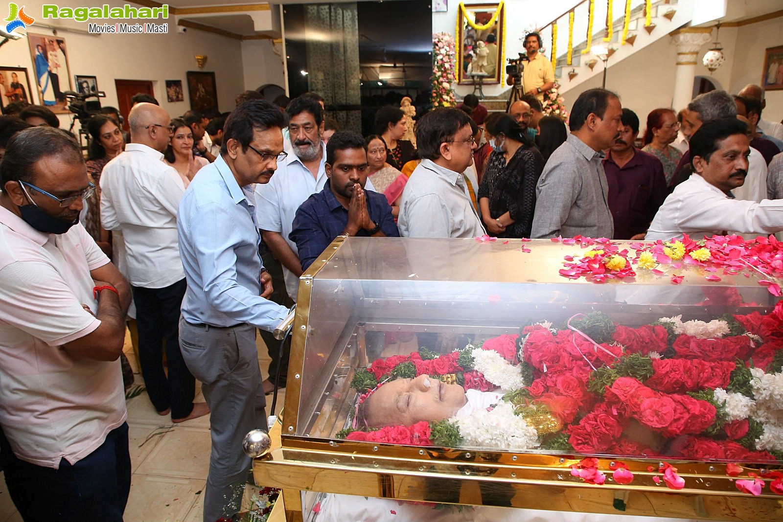 Tollywood Celebs Pay Their Last Respects to Superstar Krishna