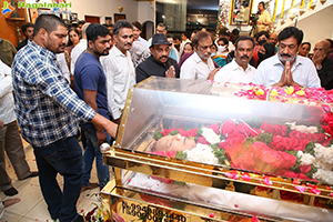 Celebs Pay Their Last Respects to Superstar Krishna