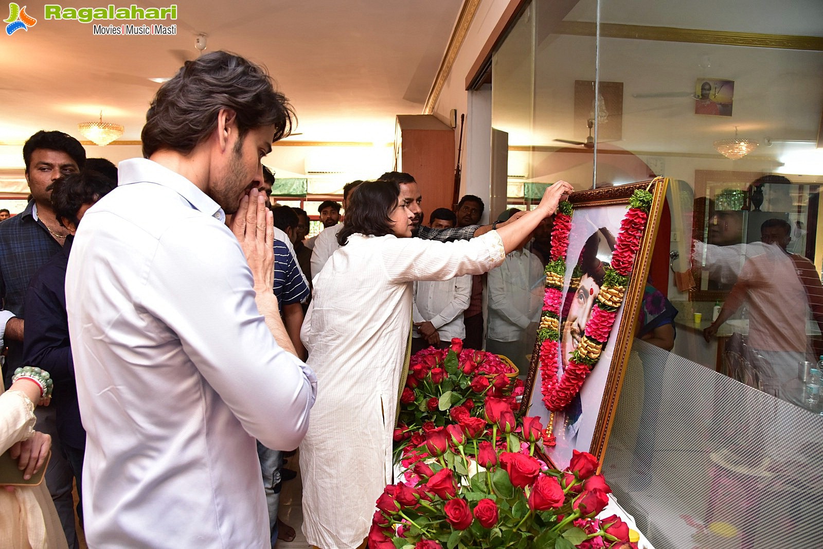 Tollywood Celebs Pay Their Last Respects to Superstar Krishna