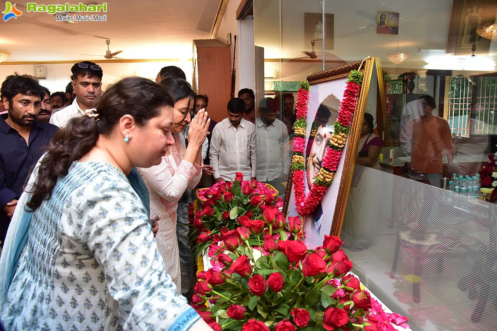 Tollywood Celebs Pay Their Last Respects to Superstar Krishna