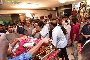 Celebs Pay Their Last Respects to Superstar Krishna