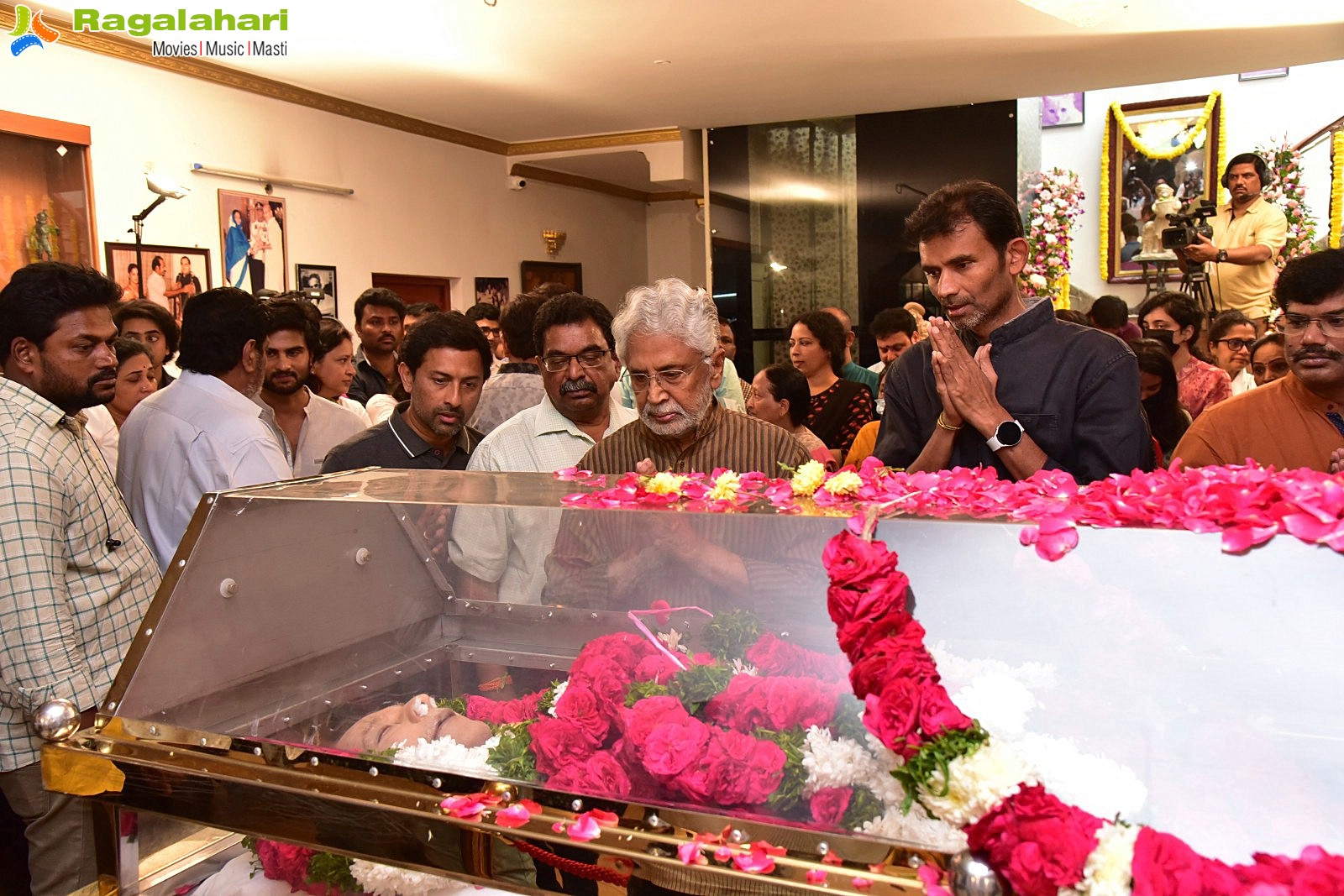 Tollywood Celebs Pay Their Last Respects to Superstar Krishna