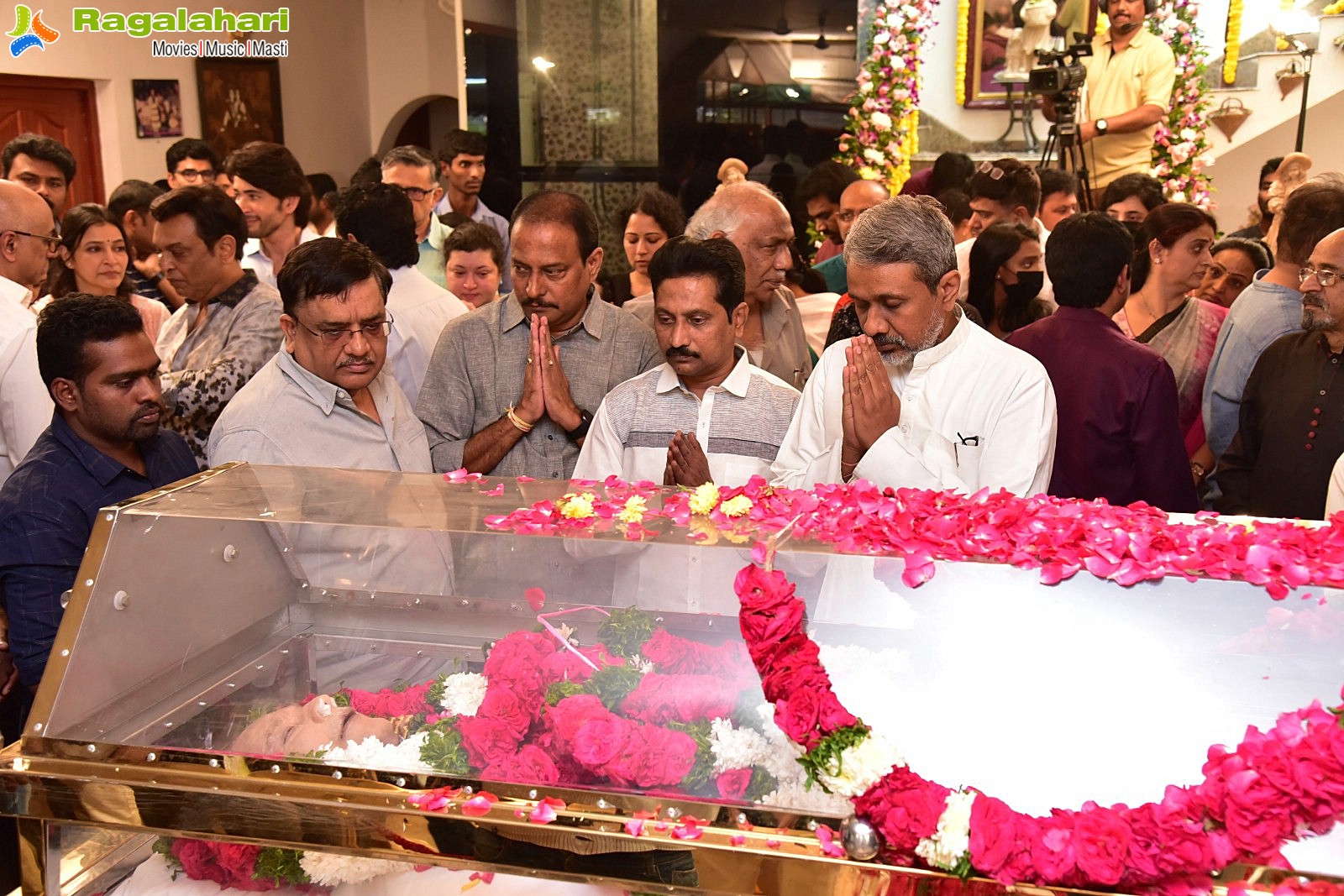 Tollywood Celebs Pay Their Last Respects to Superstar Krishna