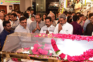 Celebs Pay Their Last Respects to Superstar Krishna
