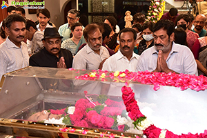 Celebs Pay Their Last Respects to Superstar Krishna