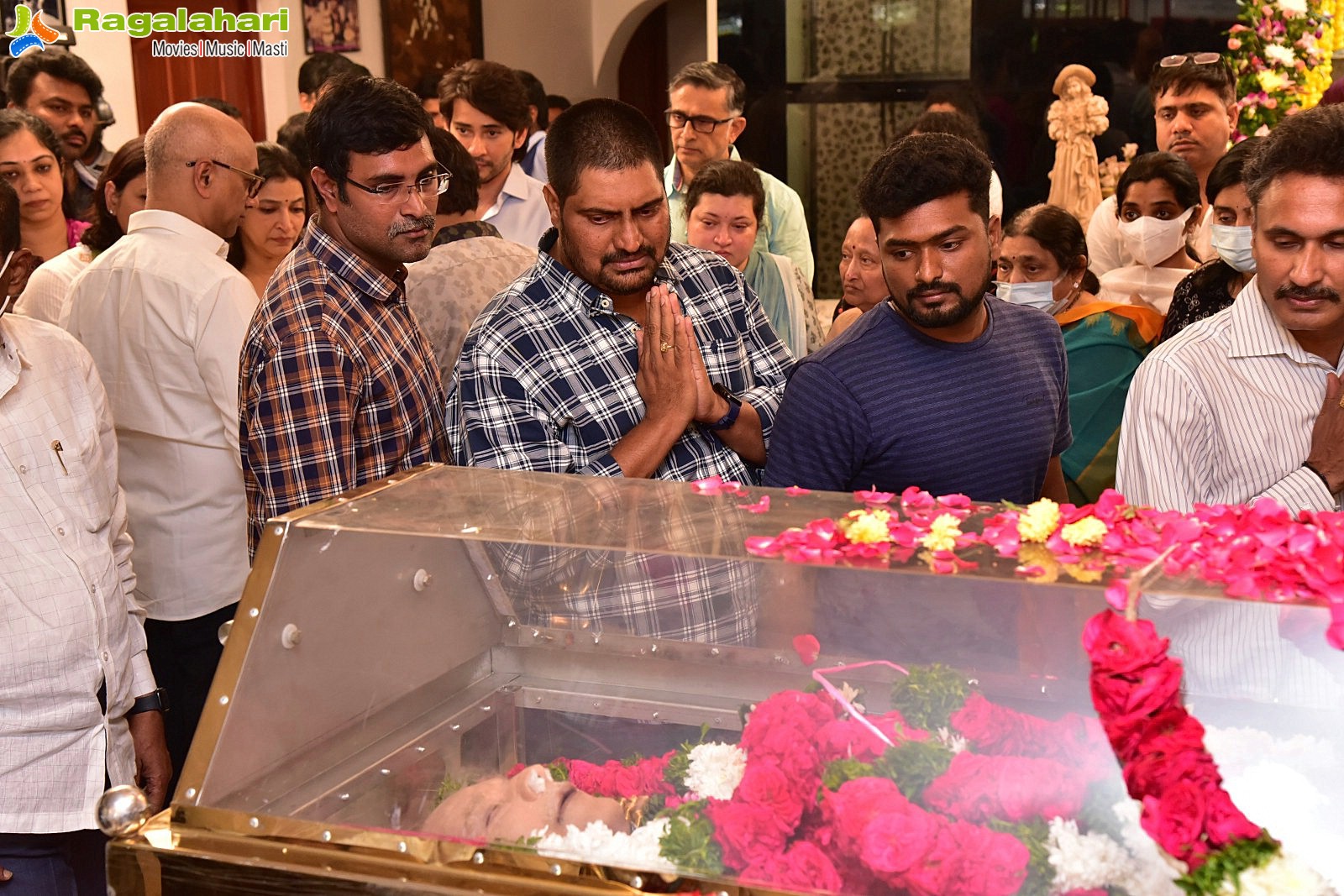 Tollywood Celebs Pay Their Last Respects to Superstar Krishna