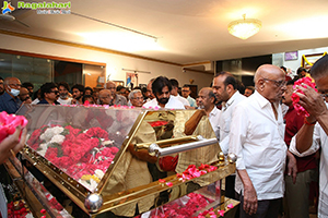 Celebs Pay Their Last Respects to Superstar Krishna