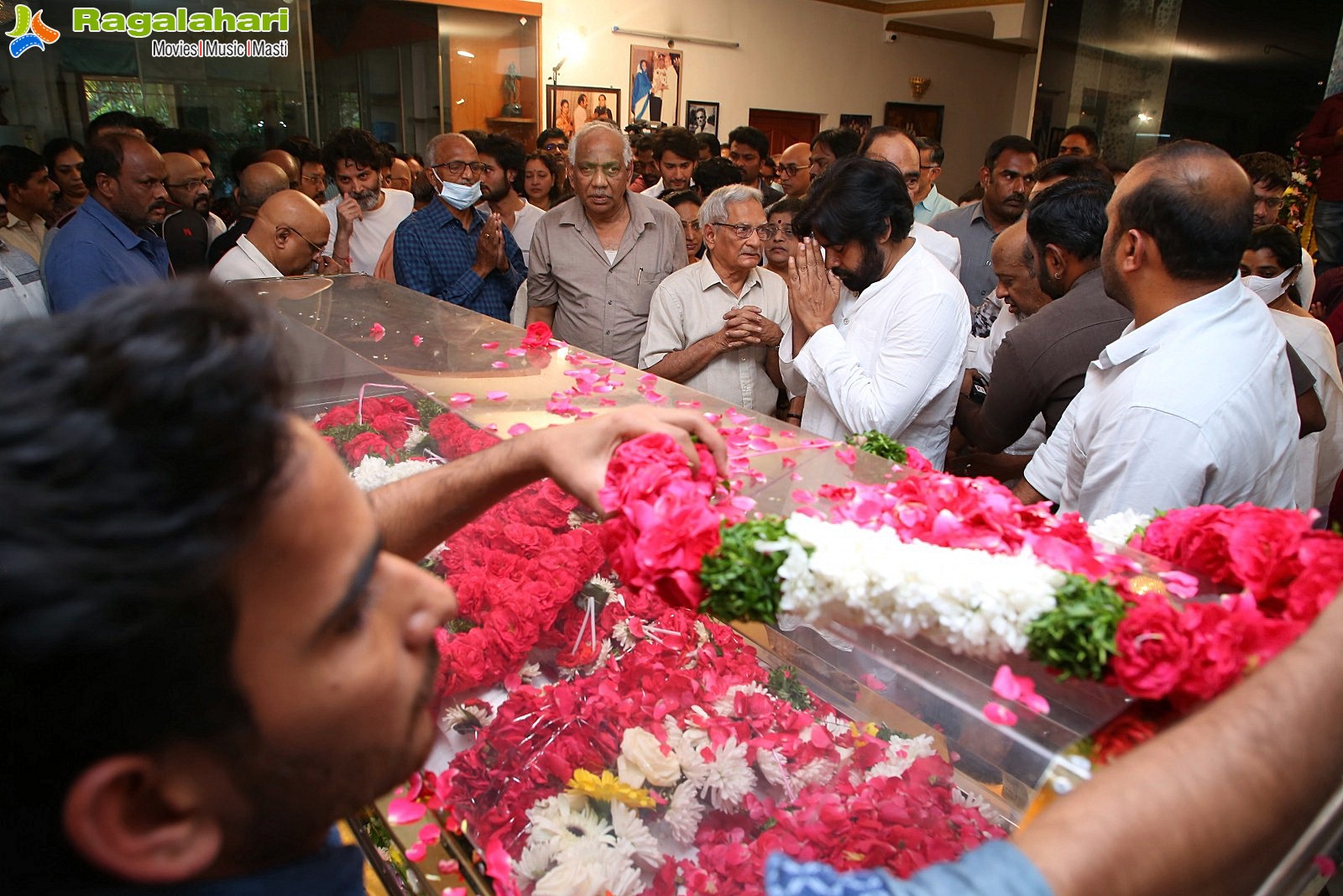 Tollywood Celebs Pay Their Last Respects to Superstar Krishna