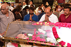 Celebs Pay Their Last Respects to Superstar Krishna