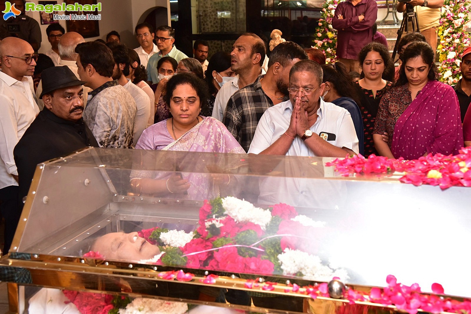 Tollywood Celebs Pay Their Last Respects to Superstar Krishna