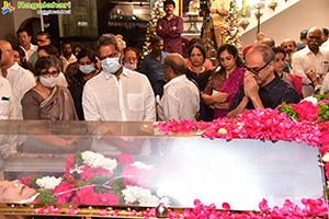 Celebs Pay Their Last Respects to Superstar Krishna