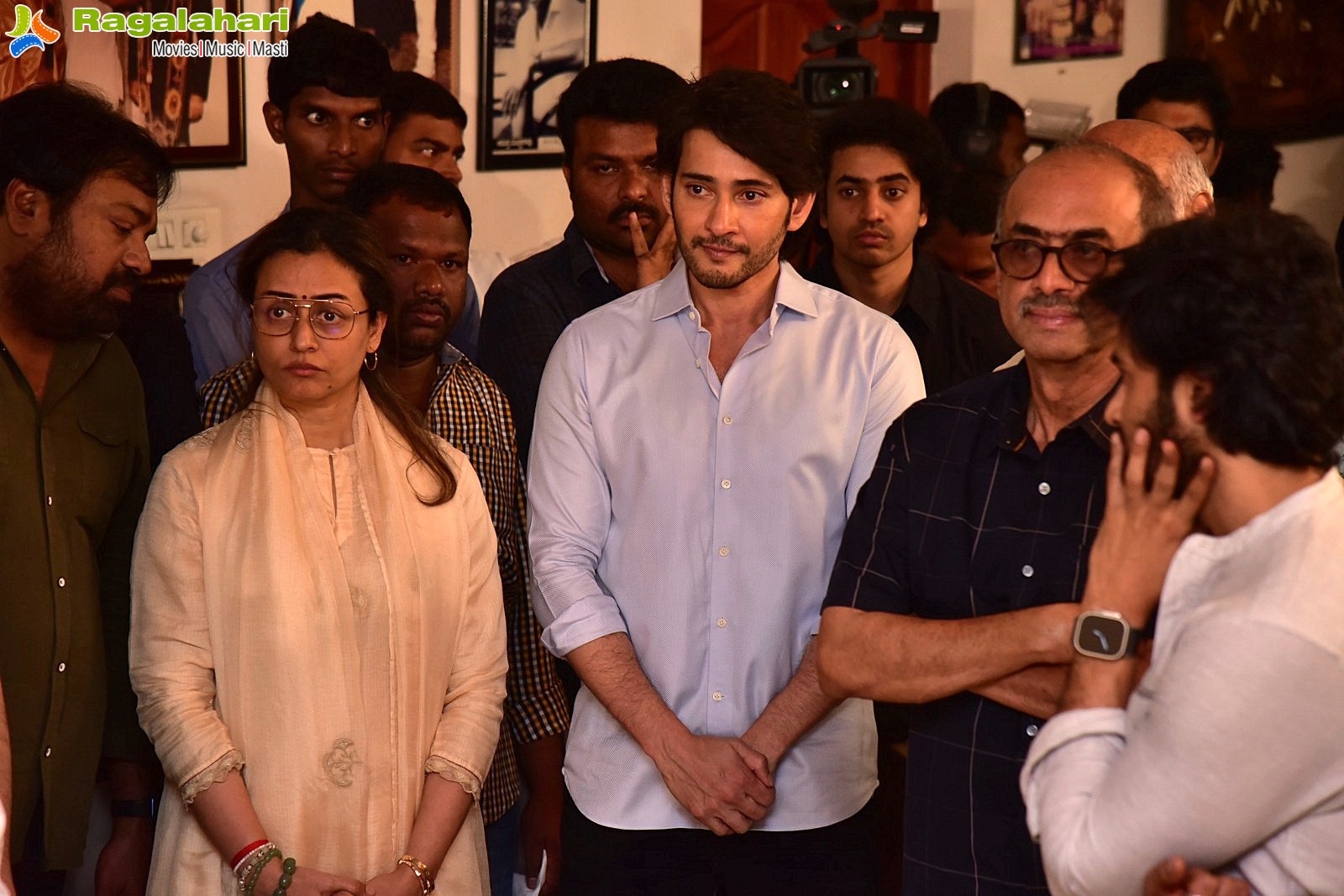 Tollywood Celebs Pay Their Last Respects to Superstar Krishna