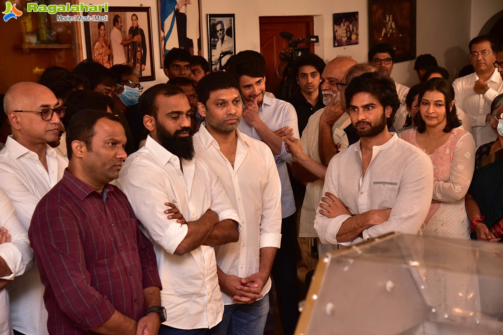 Tollywood Celebs Pay Their Last Respects to Superstar Krishna