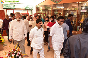 Celebs Pay Their Last Respects to Superstar Krishna