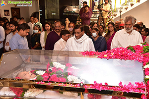 Celebs Pay Their Last Respects to Superstar Krishna