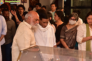Celebs Pay Their Last Respects to Superstar Krishna