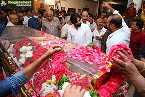 Celebs Pay Their Last Respects to Superstar Krishna