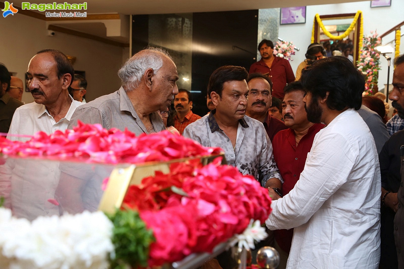 Tollywood Celebs Pay Their Last Respects to Superstar Krishna