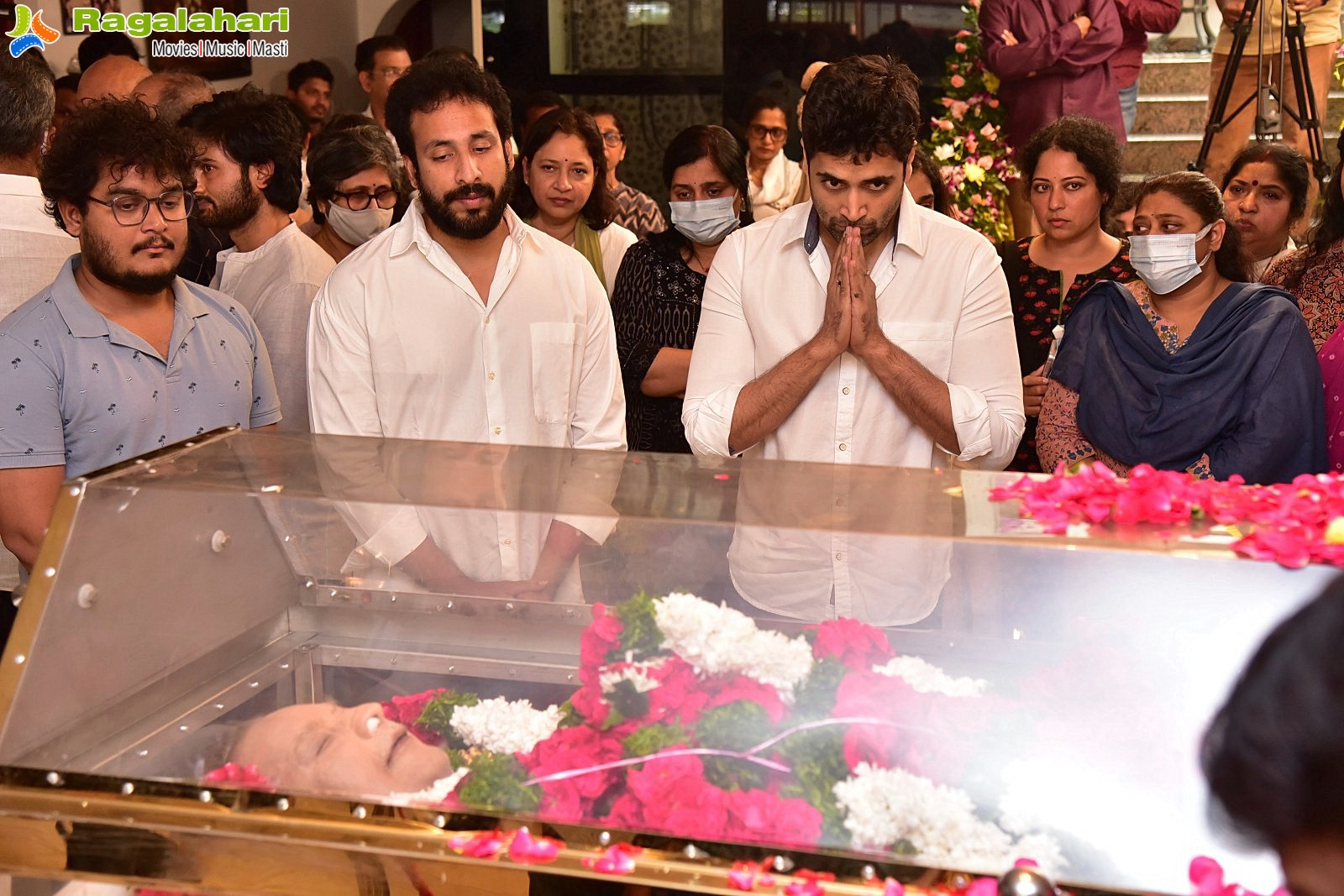 Tollywood Celebs Pay Their Last Respects to Superstar Krishna