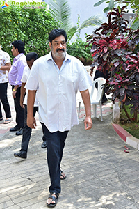 Celebs Pay Their Last Respects to Superstar Krishna