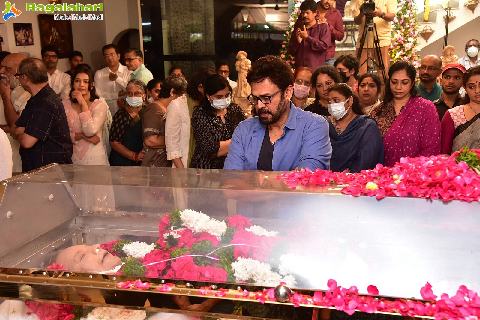 Tollywood Celebs Pay Their Last Respects to Superstar Krishna