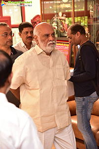 Celebs Pay Their Last Respects to Superstar Krishna