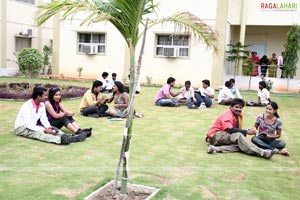 Rajendra Prasad, Hemanth, Rakesh, Sricharan, Ritu Chawla, Sneha Priya, Madhulatha, Snehitha