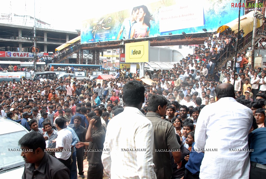 Kajal, Samantha at Padmavathi Shopping Mall, Hyd