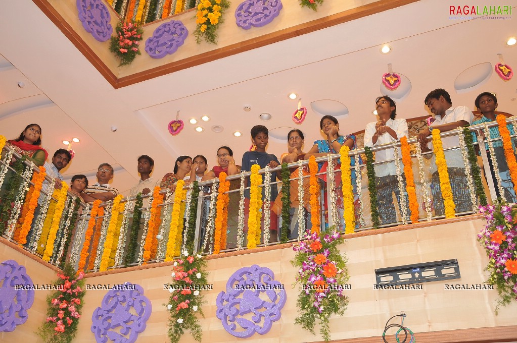 Kajal, Samantha at Padmavathi Shopping Mall, Hyd