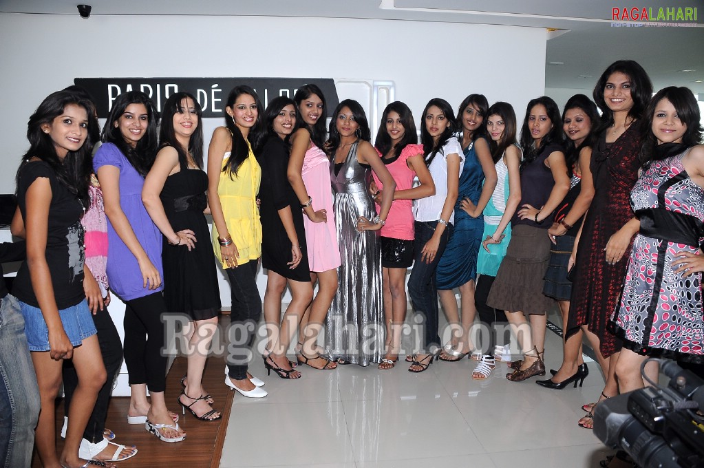 HITEX Miss Twin City 2010 Finalists Visit Paris De Saloon