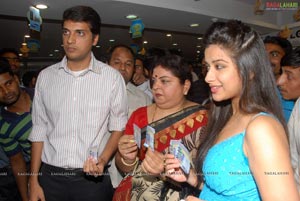 Madhurima @ Bajaj Electronics Bumper Draw