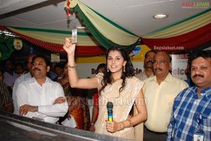 Taapsee at TMC for 1kg Gold Bumper Draw