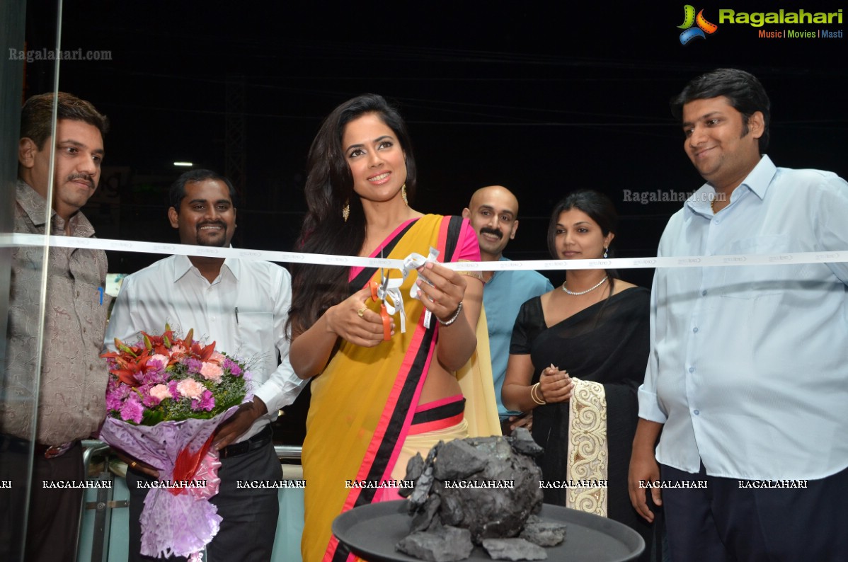 Sameera Reddy launches Solitaire Experience Lounge, Hyderabad