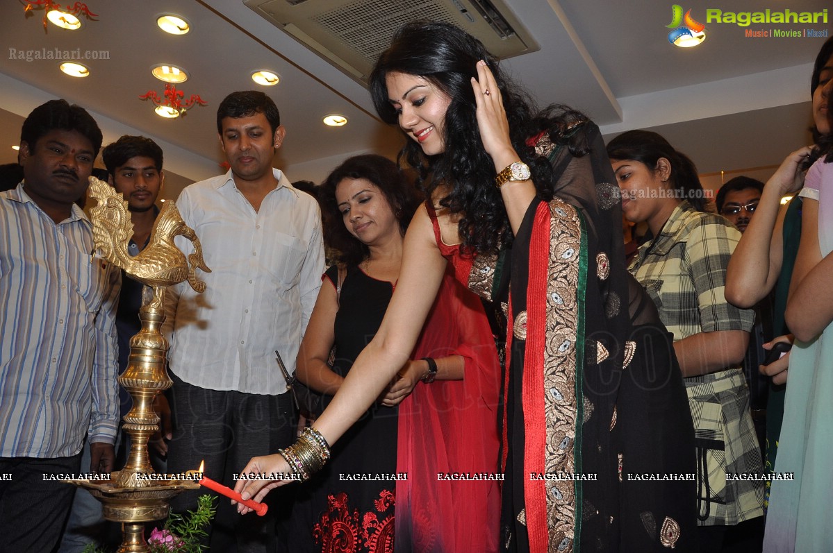 Kamna Jethmalani launches Diamond Jewellery Section at Saree Niketan Shopping Mall, Hyderabad