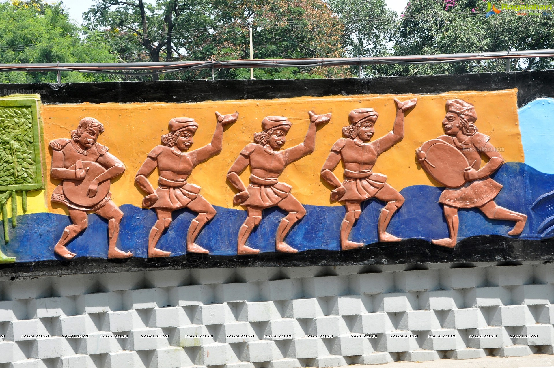 Paintings on the Masasb Tank Flyover on the eve of CoP-11 on Biodiversity