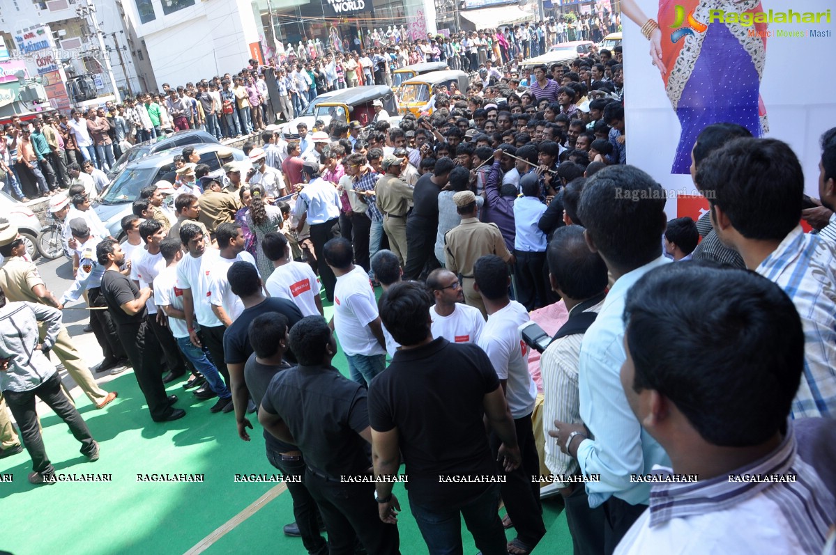 Kajal Aggarwal launches Kalanikethan at Himayatnagar