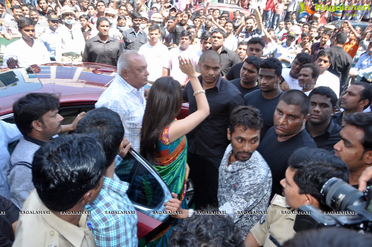 Kajal Aggarwal launches Kalanikethan at Himayatnagar