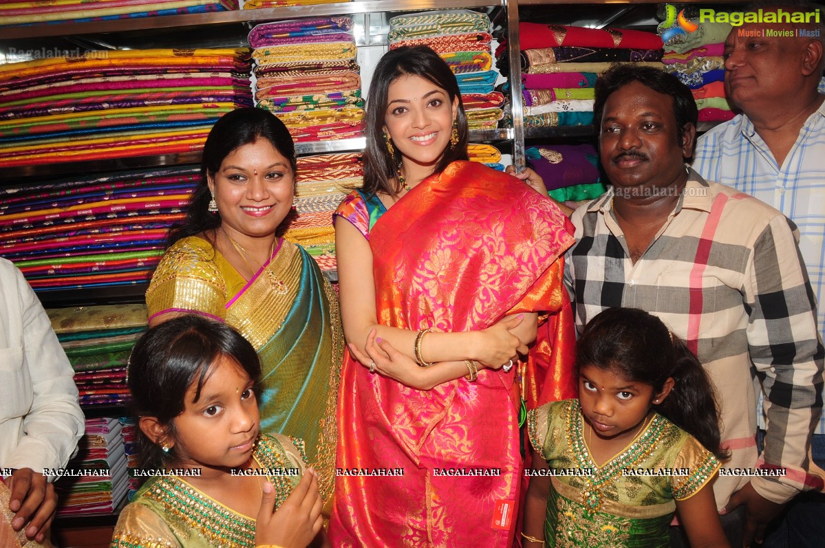 Kajal Aggarwal launches Kalanikethan at Himayatnagar