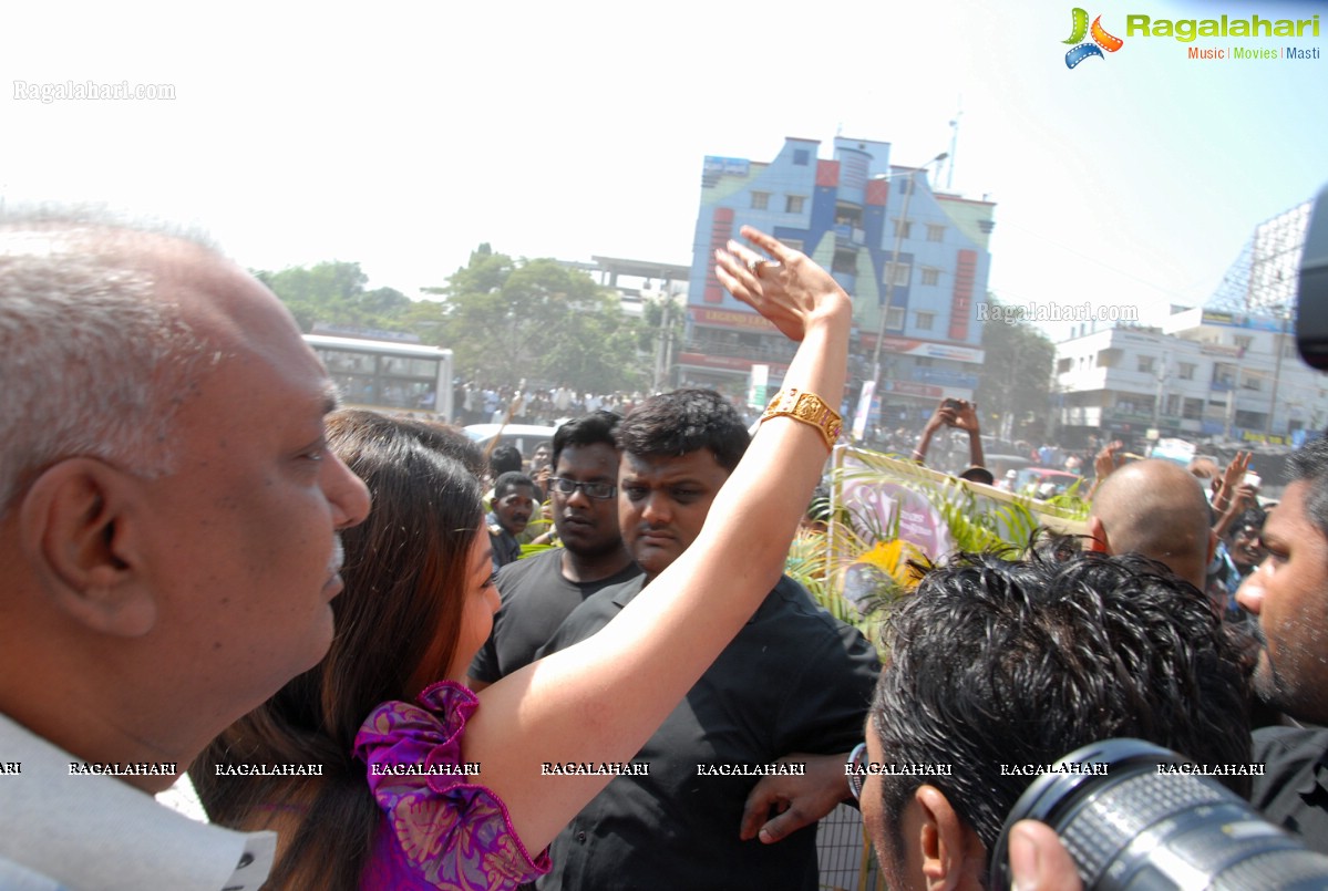 Kajal inaugurates The Chennai Shopping Mall at Chandanagar, Hyderabad