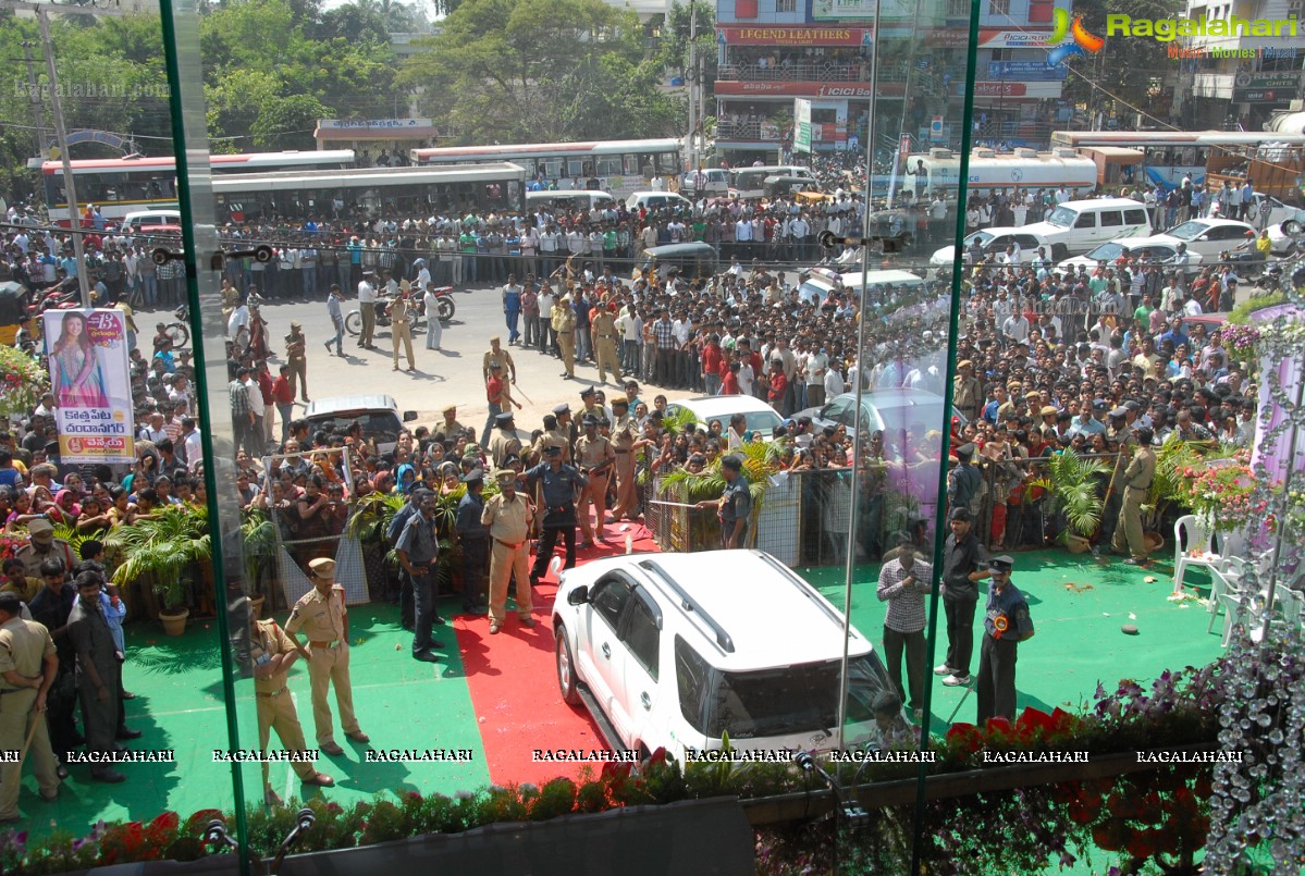 Kajal inaugurates The Chennai Shopping Mall at Chandanagar, Hyderabad