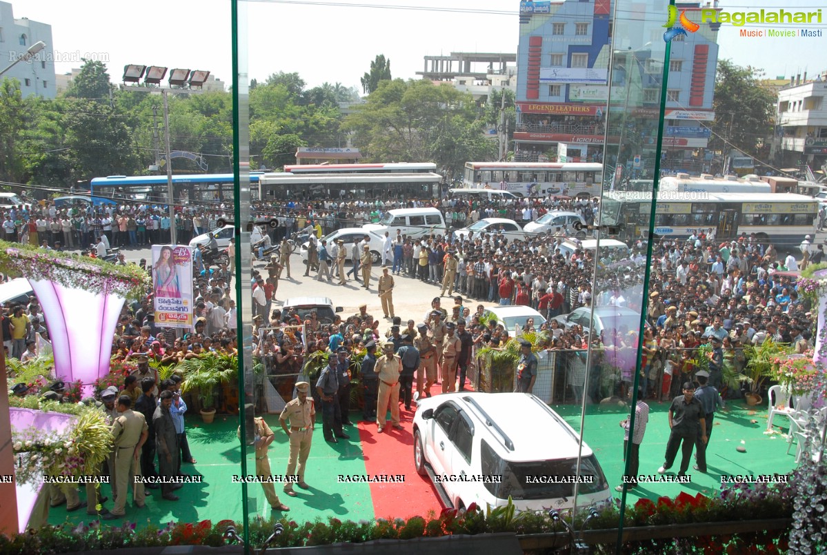 Kajal inaugurates The Chennai Shopping Mall at Chandanagar, Hyderabad