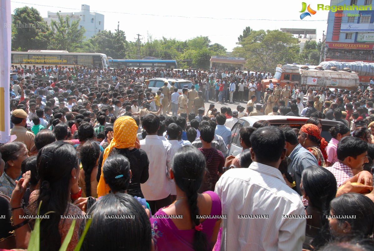 Kajal inaugurates The Chennai Shopping Mall at Chandanagar, Hyderabad