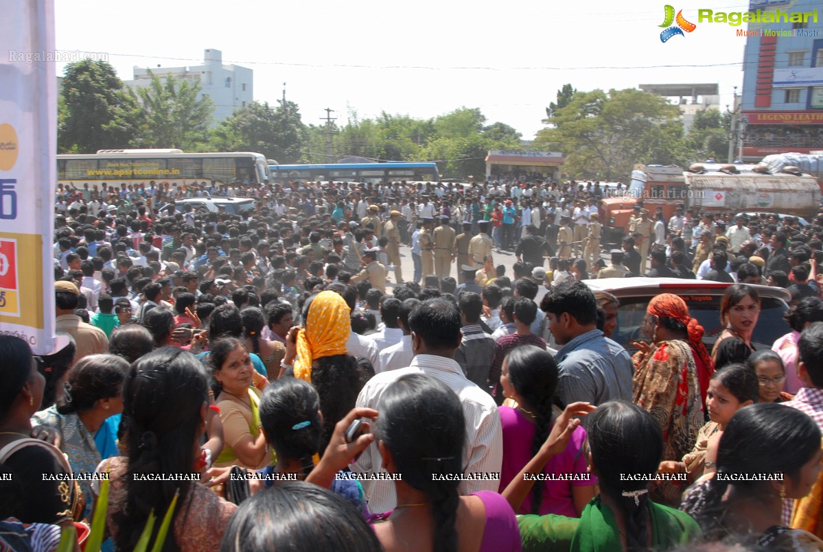 Kajal inaugurates The Chennai Shopping Mall at Chandanagar, Hyderabad