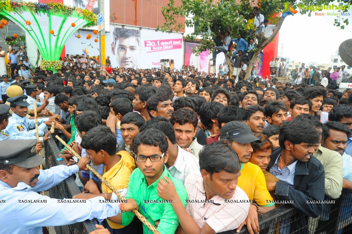 Mahesh Babu launches South India Shopping Mall, Kukatpally, Hyderabad