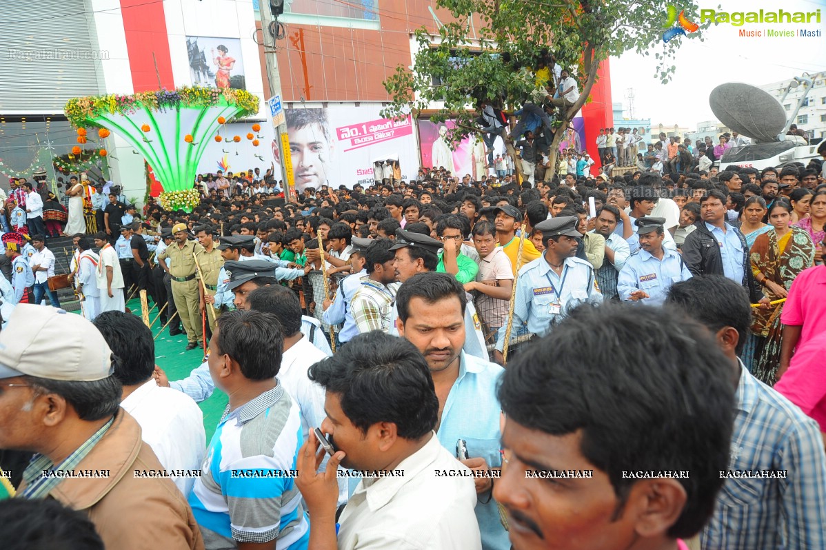 Mahesh Babu launches South India Shopping Mall, Kukatpally, Hyderabad