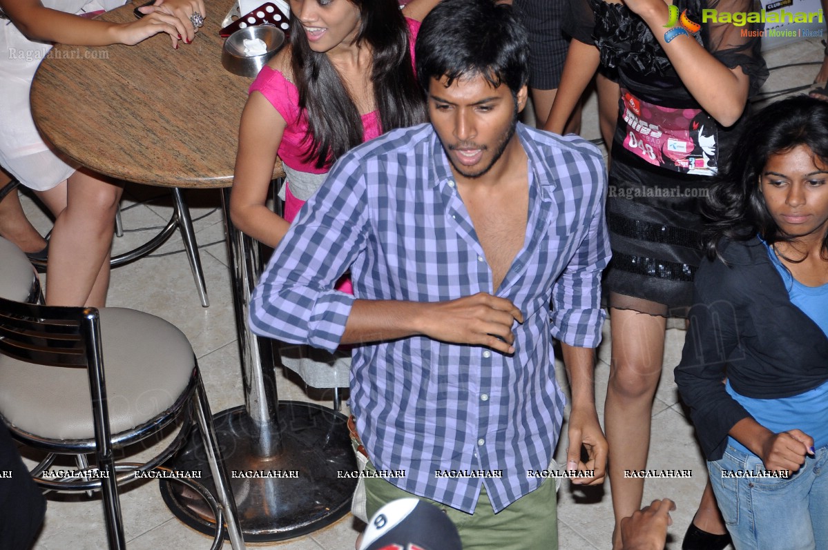 Kalamandir Miss Hyderabad 2012 Auditions at Bottles and Chimney