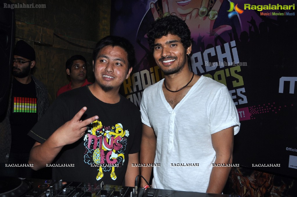 Radio Mirchi’s and Kingfisher Strong Power Soda’s Mirchimix DJ Hunt